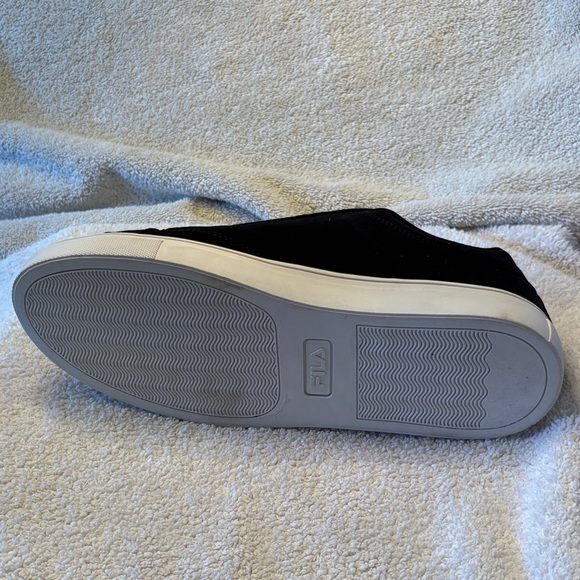 NWOT-Fila Classic Black and White Sneakers - Picture 10 of 11